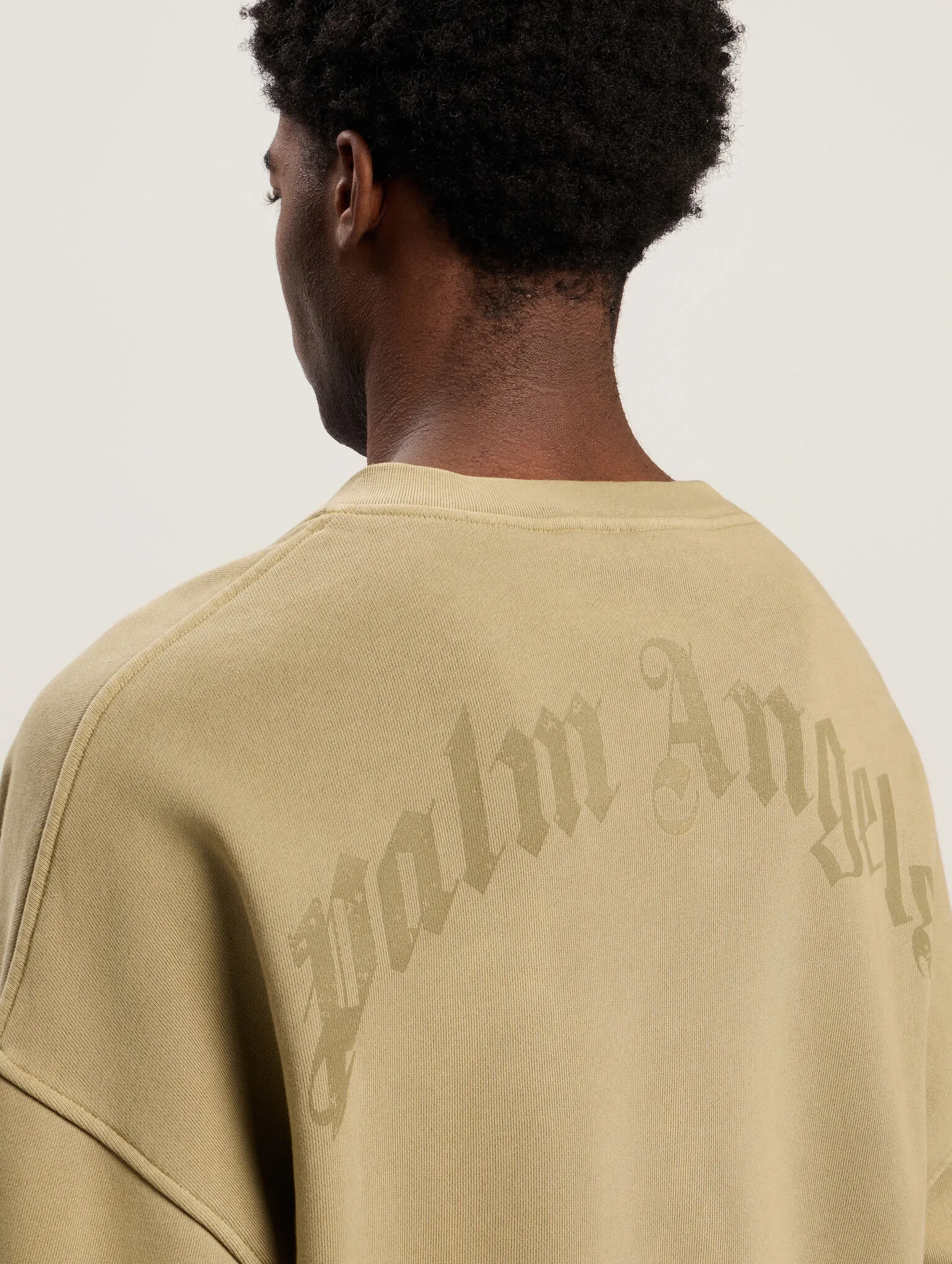 curved-logo-loose-collar-crew-4 curved-logo-loose-collar-crew-4